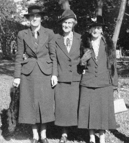 Florence Adela Holmes (Flo), Ravenna Frances Marianne (Venna) and Evelyn Beatrice Brant (Bea) in 1938