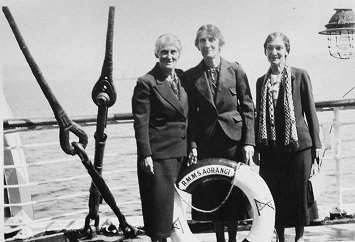 Ravenna Frances Marianne (Venna), Florence Adela Holmes (Flo) and Evelyn Beatrice Brant (Bea) in 1938, possibly on Venna's return to Auckland, New Zealand, from a business trip with her husband to Singapore and "the East" 